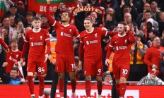 乐鱼体育官方-关于利物浦逼平曼联，两队争夺榜首的信息