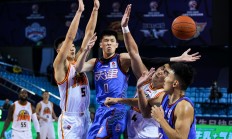 乐鱼体育新闻-胜利在望的篮球队展现出团结协作精神