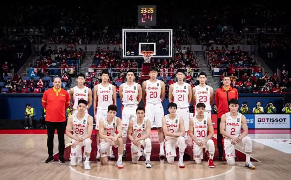 本土球队在国内比赛中表现出色，引领篮球热潮