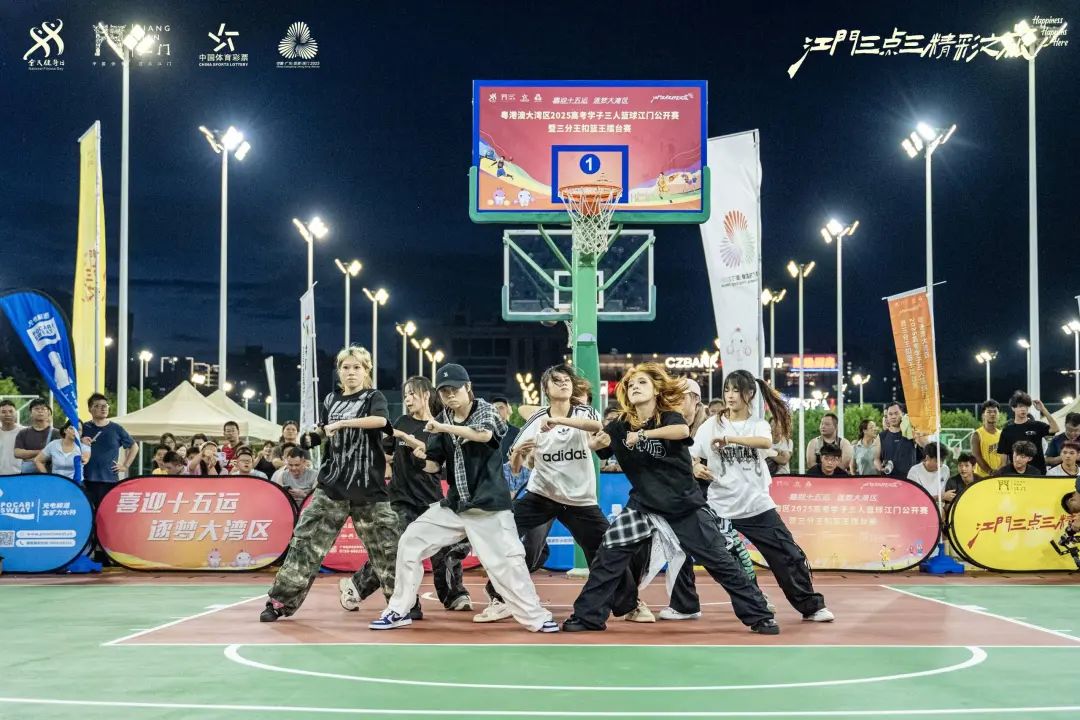 本土球队在国内比赛中表现出色，引领篮球热潮
