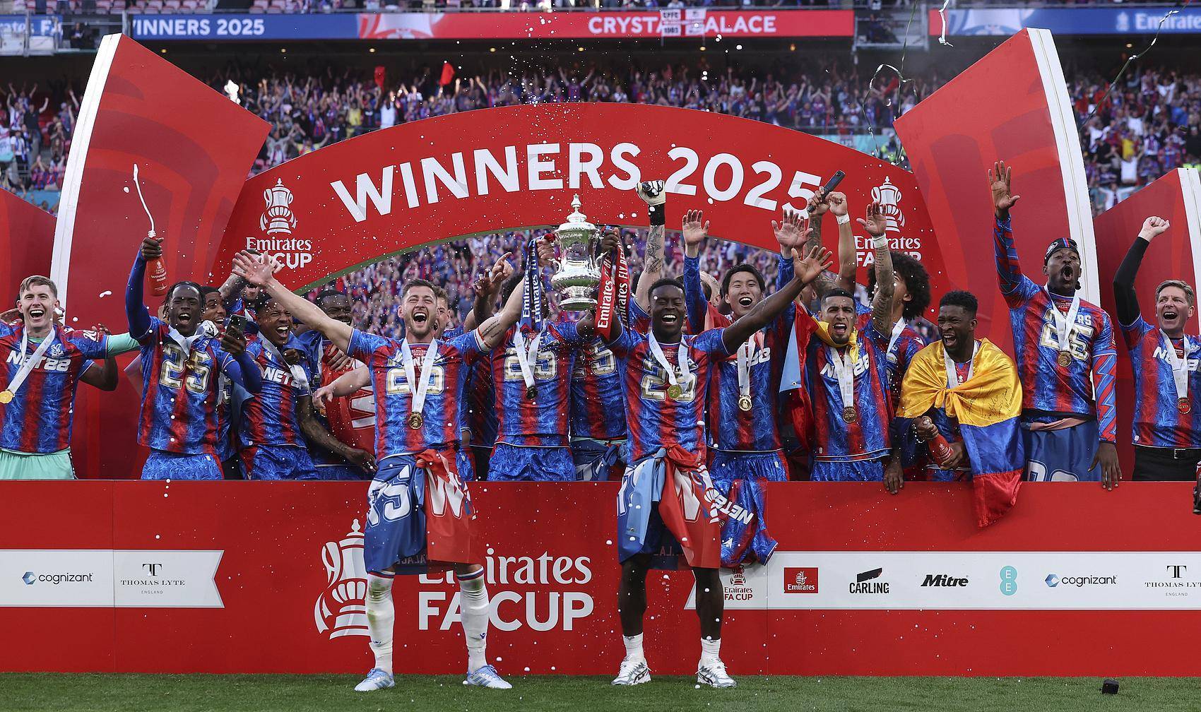 包含曼城主场轻取水晶宫，实力尽显的词条