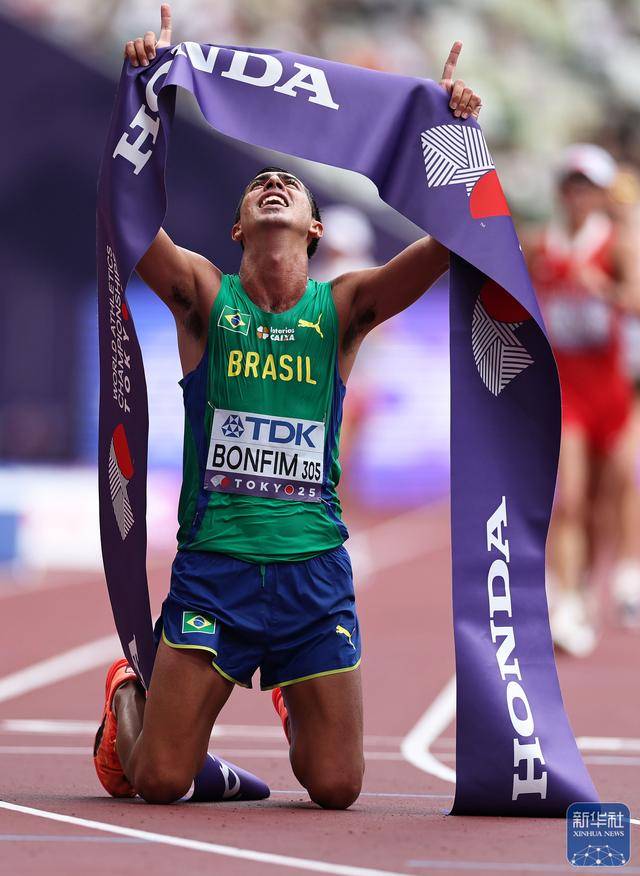 巴西自行车选手在场地赛事中夺冠