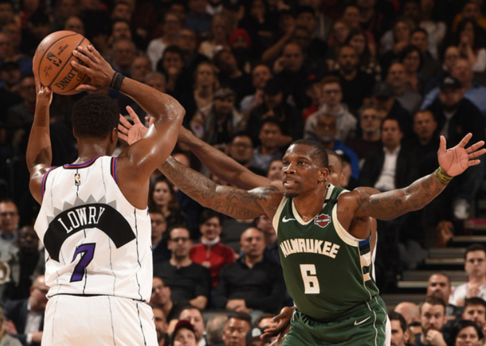 雄鹿擒下老鹰，保持不败纪录