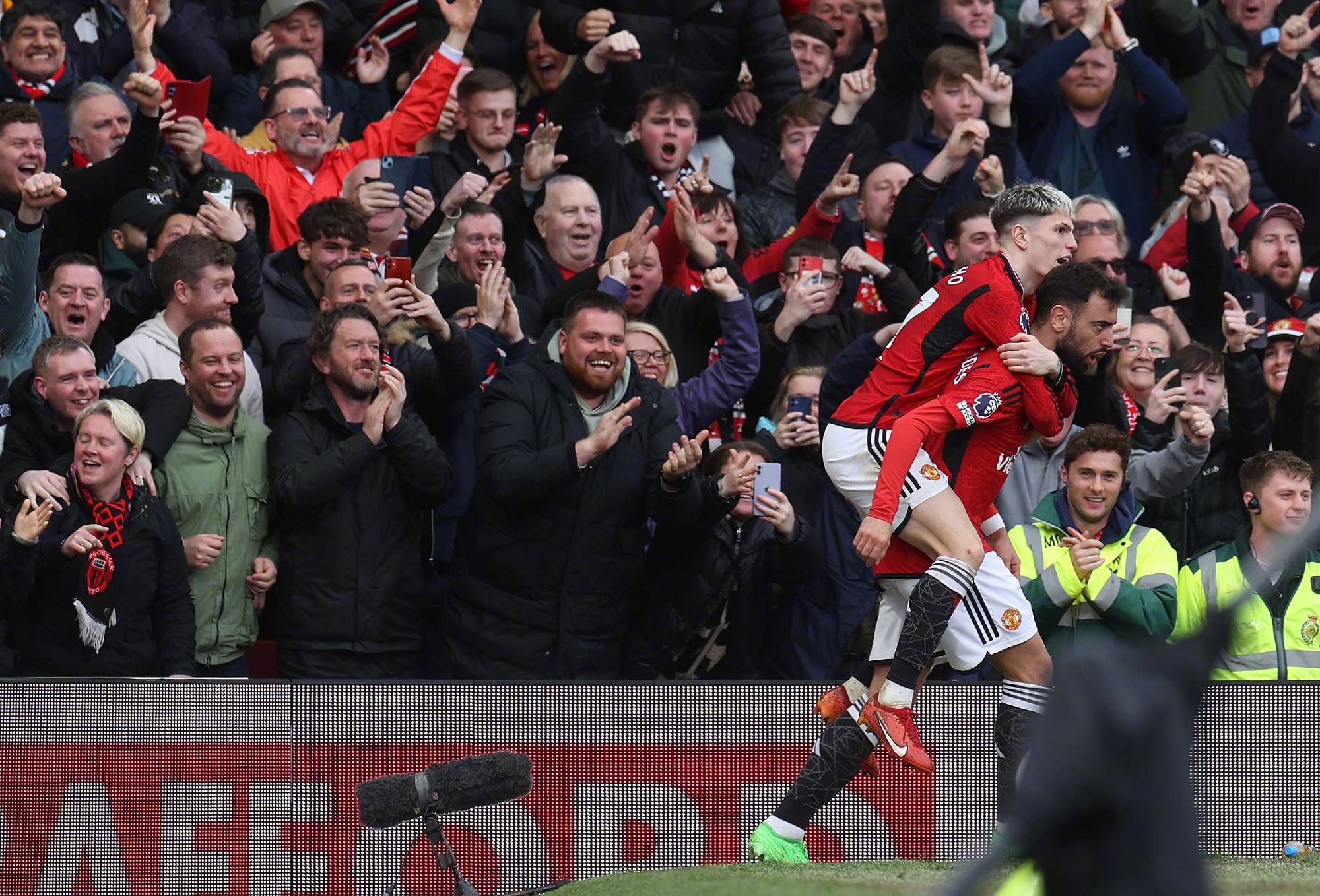 关于利物浦逼平曼联，两队争夺榜首的信息