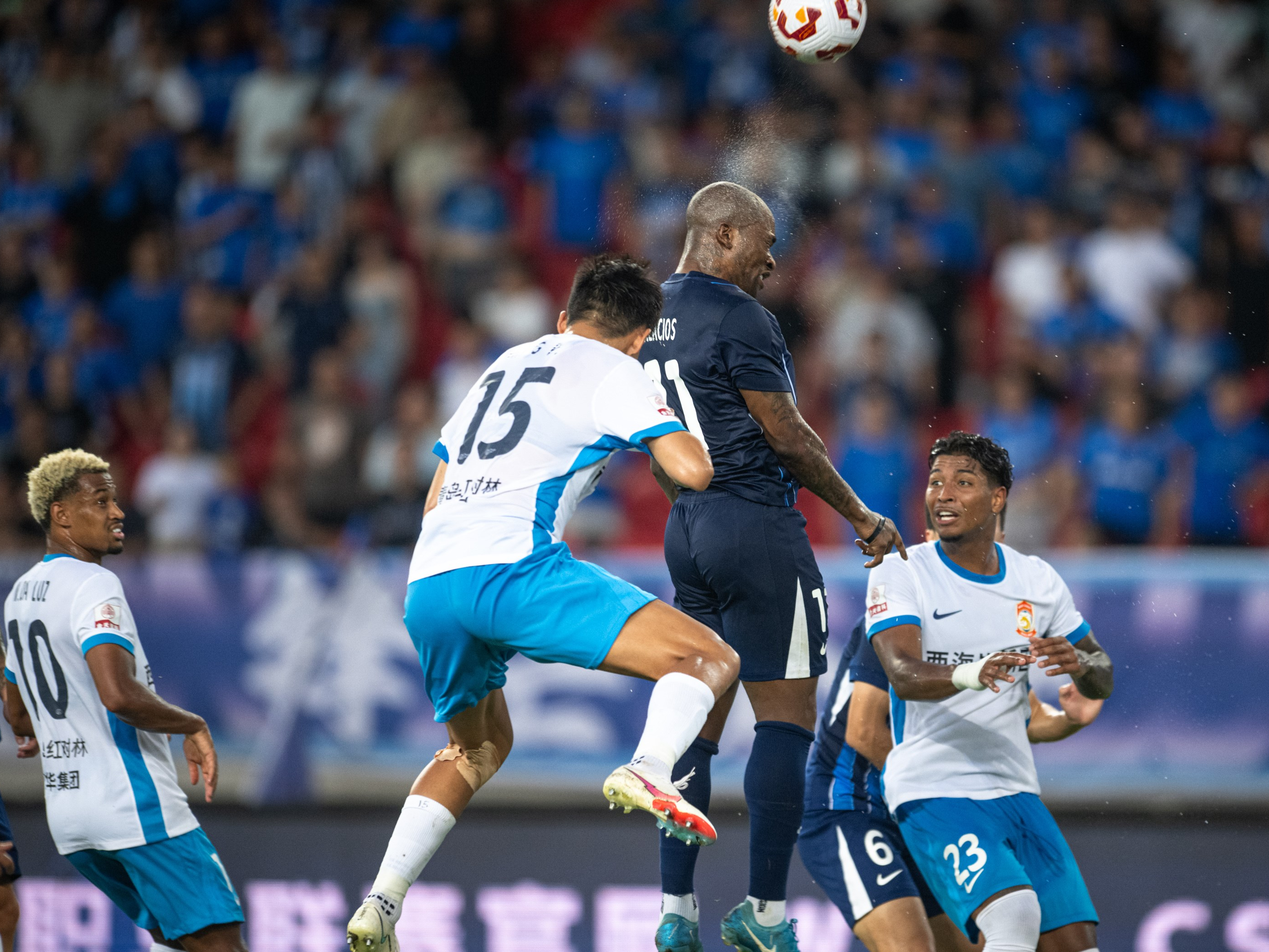 总冠控球员传球角度不对，被拦截扑出，火并毫无悬念的简单介绍