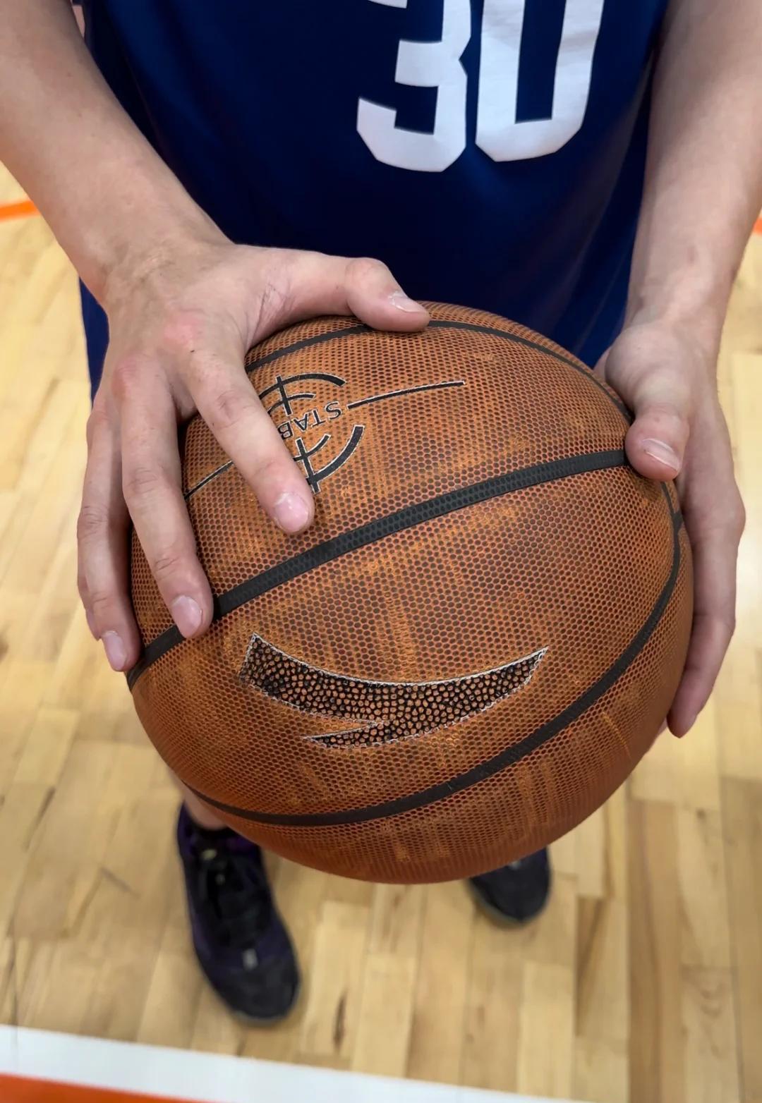 球员身手敏捷，篮球技巧突出