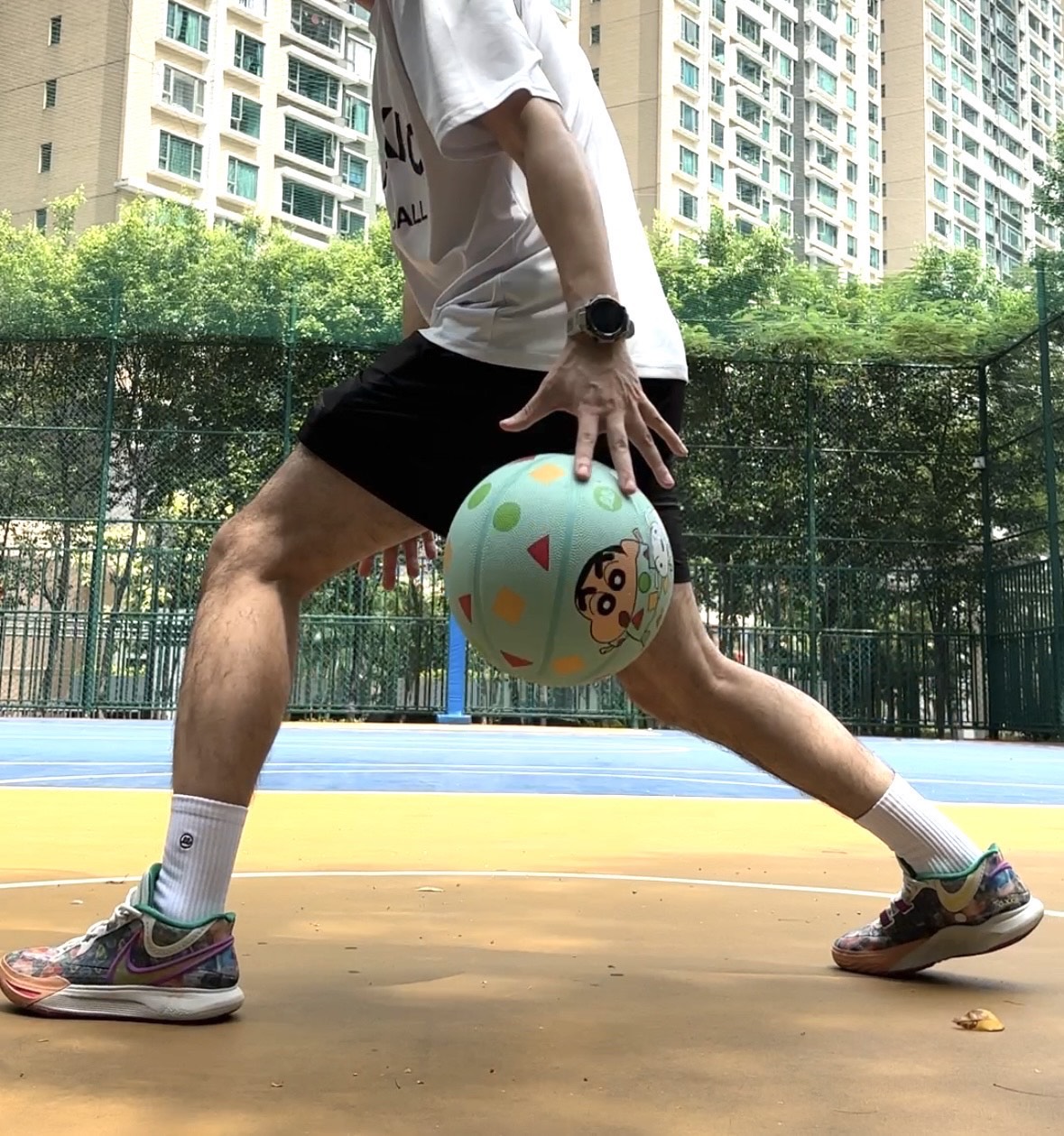 球员身手敏捷，篮球技巧突出