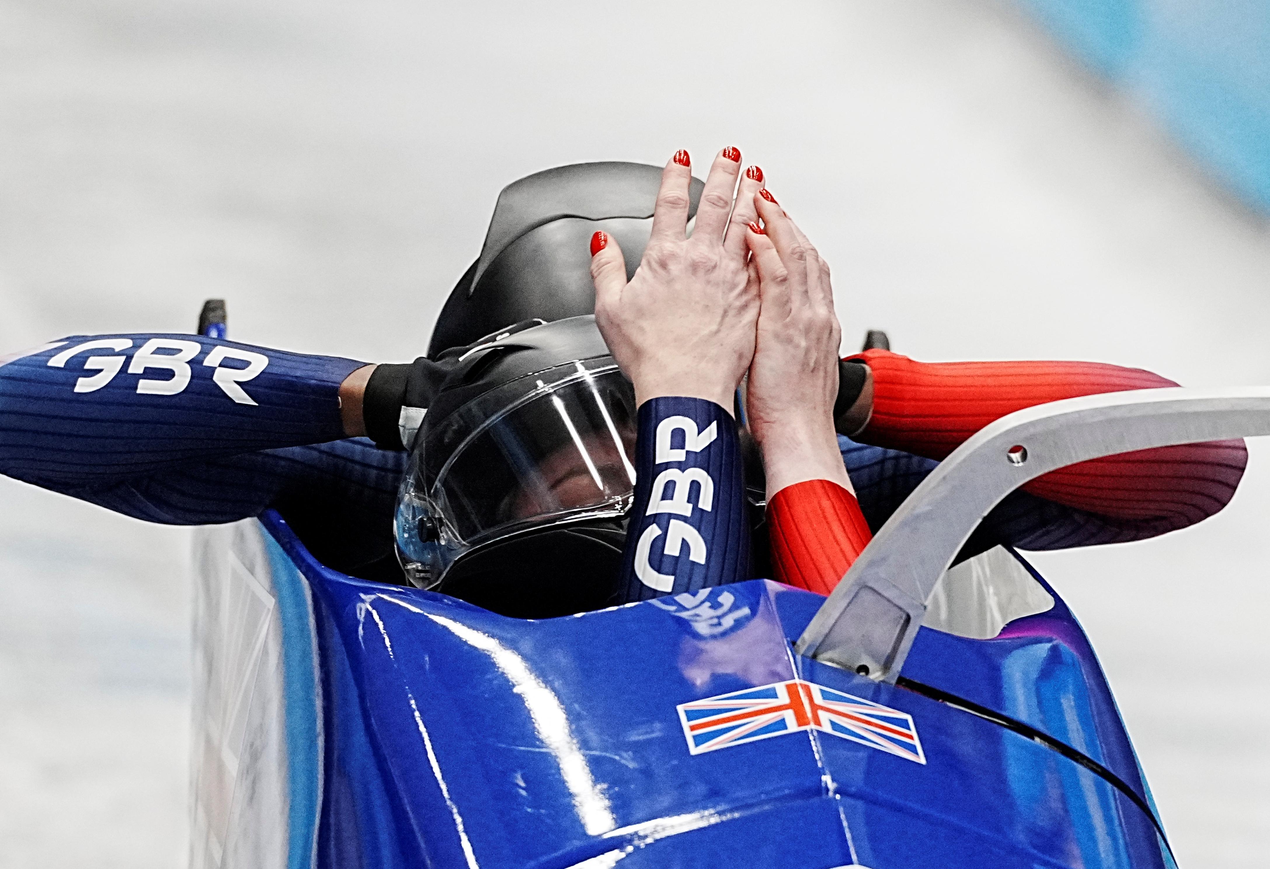 芬兰雪车选手在障碍赛中发挥出色