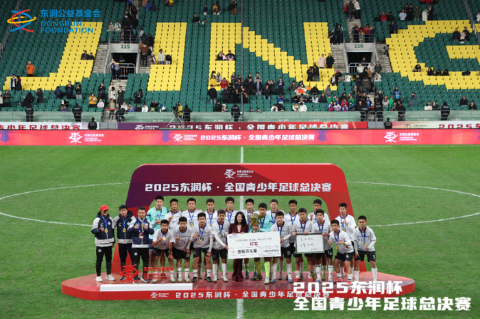 国内顶尖足球联赛火爆展开，球员们为荣誉战斗的简单介绍