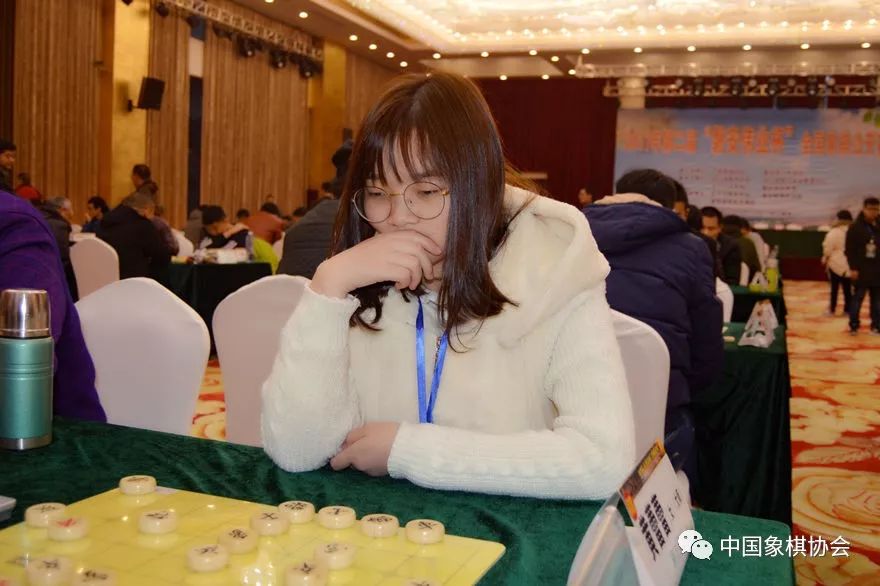 黄队在比赛中脱颖而出，夺得胜利